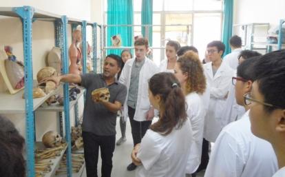 ネパールの病院で医療を学習する高校生ボランティアたち